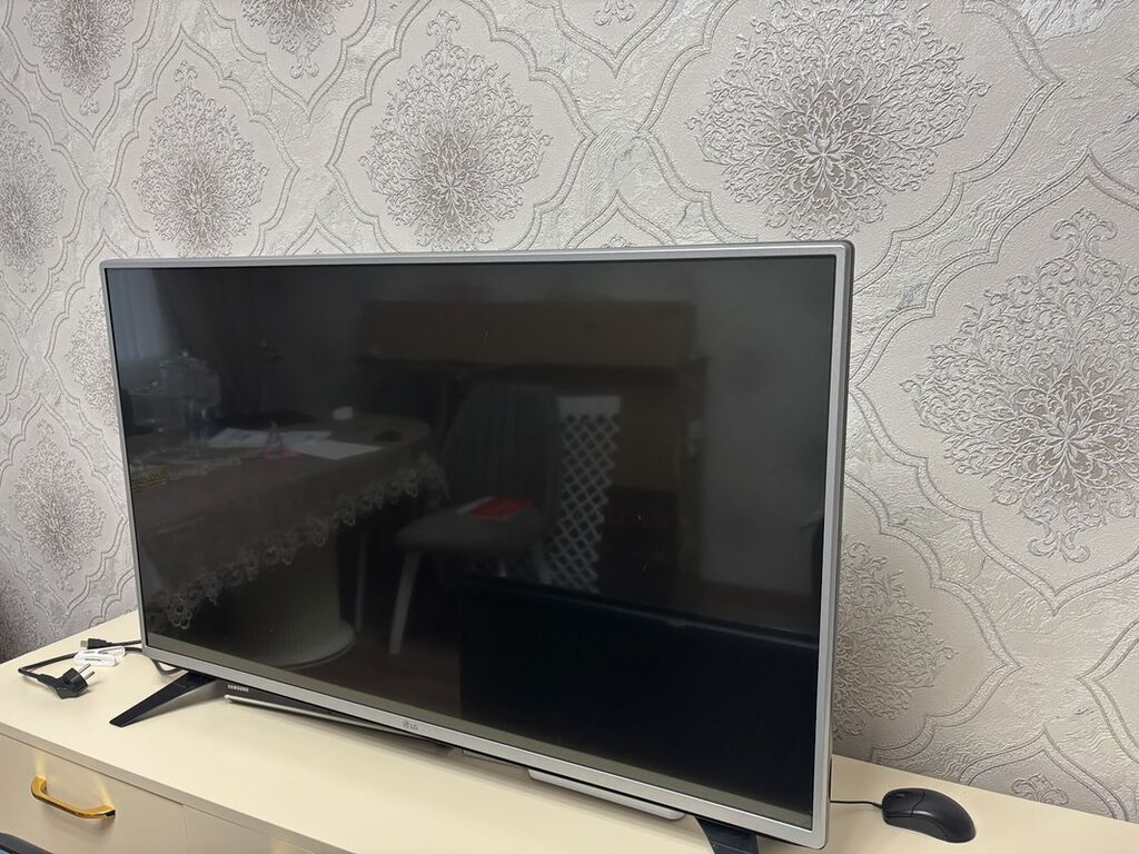 Televizor — 200 AZN Televizor altlığı — 60 AZN Qonaq otağı üçün — Televizorlar, Bakı (3)