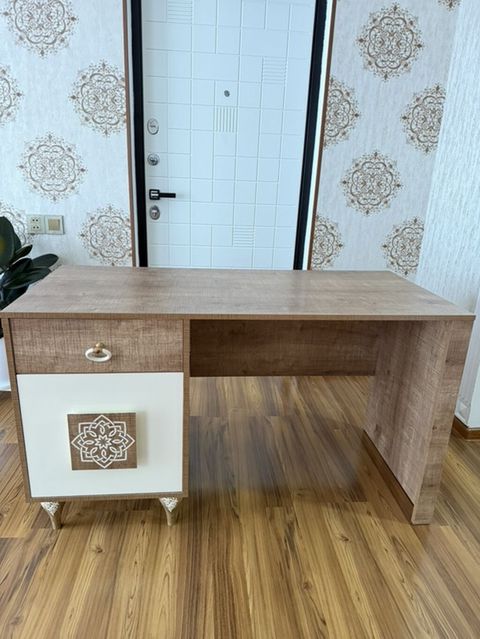 Düz masa, Stulsuz, Polkalı, Siyirməli, Teksturalı laminat — Digah