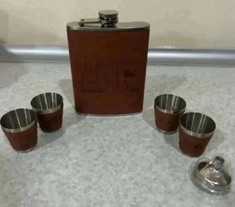 Məhsul: Paslanmayan poladdan cib kolbası (flask) dəsti Tərkib: - 1 — Bakı