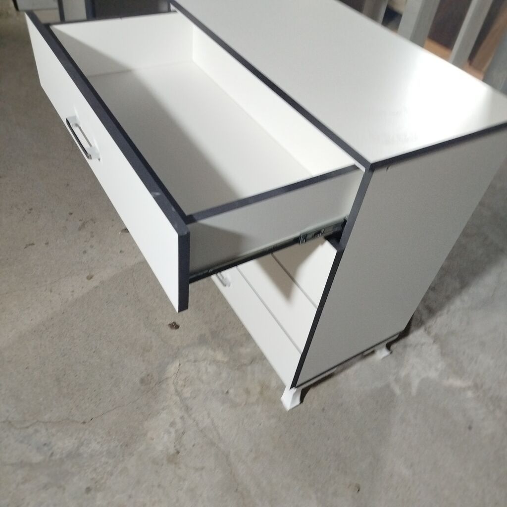 Ağ rəngdə 4 çekmeceli komod - Minimalist dizayn: ağ ön panellər, tünd — Komodlar və tumbalı, Mehdiabad (10)