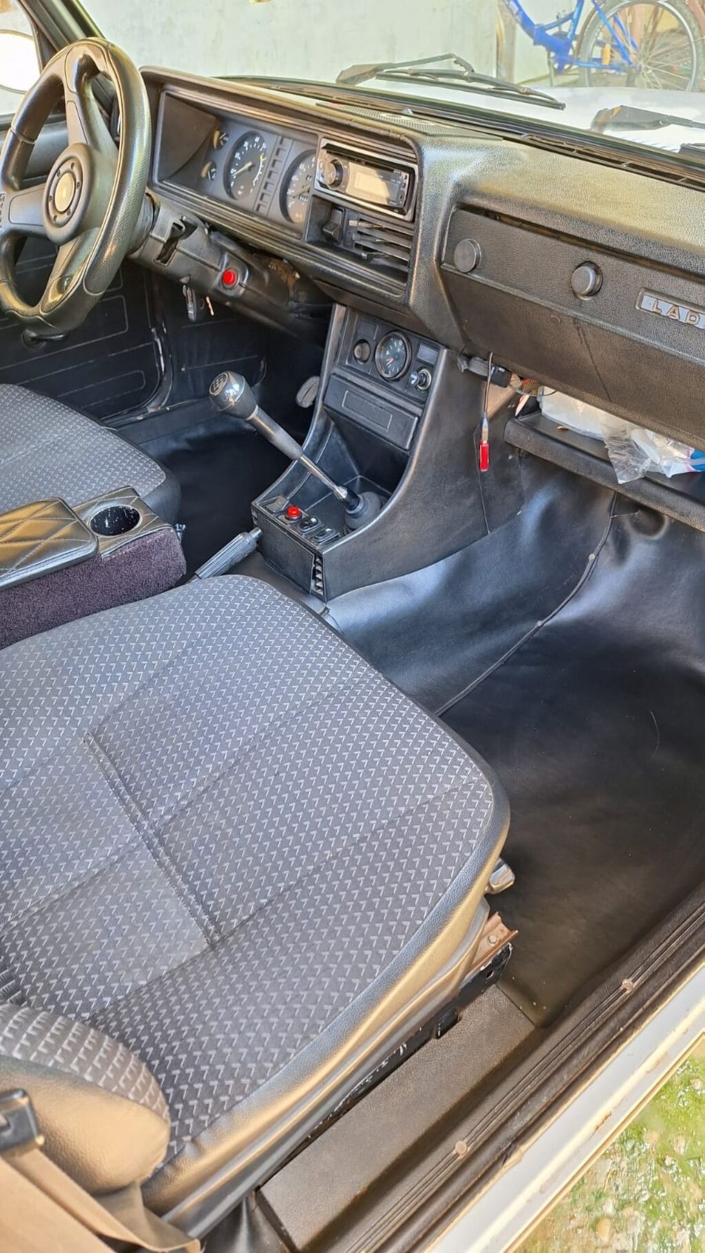 Lada 2107, ağ rəng, sedan kuzov. Xüsusiyyətlər: - Mexaniki sürətlər 90-EV-028 — Avtomobillər, Hacıqabul (3)