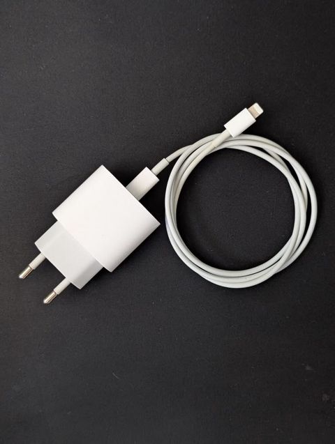 Məhsul: Divar adapteri + Lightning USB kabeli dəsti - Tip: İki — Bakı