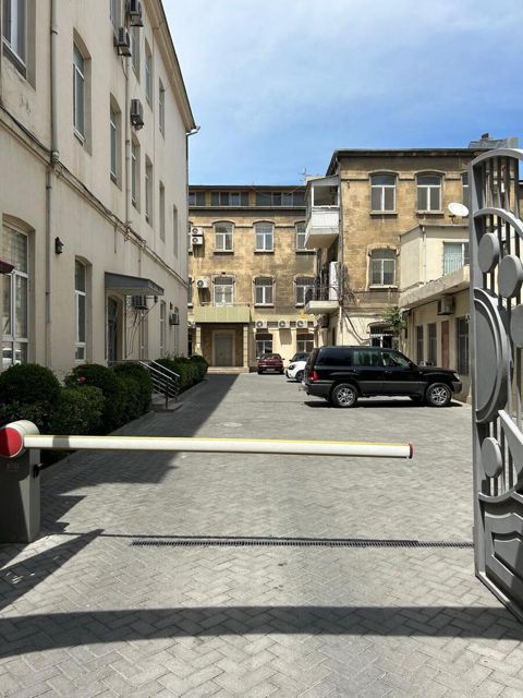 Satılır 7 otaqlı köhnə tikili 400 m² — Bakı