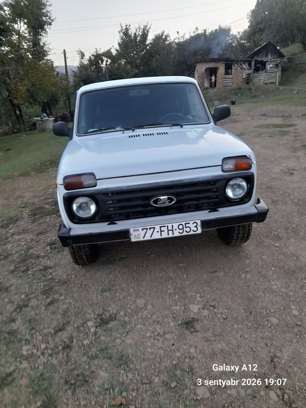 Lada Niva (3 qapı) – ağ rəng, 4x4 ofroud krossover/SUV. Texniki 77-FH-953 — Avtomobillər, Masallı (2)