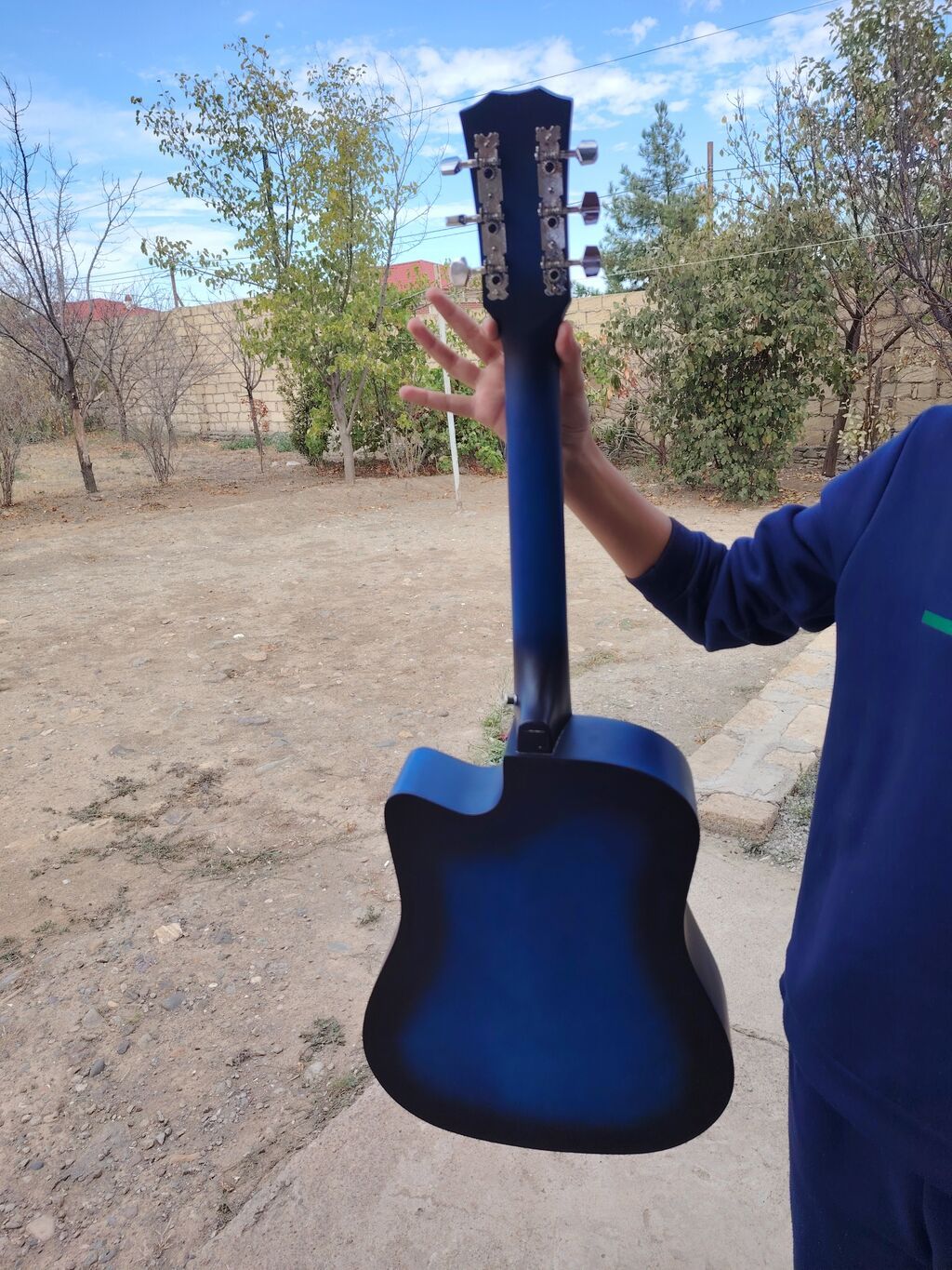 Akuistik gitara – kəsik (cutaway) korpuslu, mavi-qara keçid rənglə — Gitarlar və digər simli alətlər, Gəncə (2)