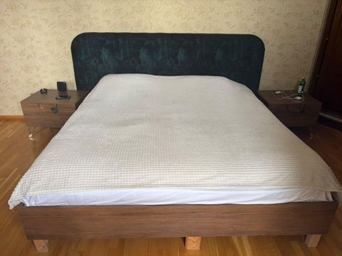Taxt ve 2 tumba 170 azn. Yaxsi veziyyetdedir. Matrasi var. Unvan — Bakı