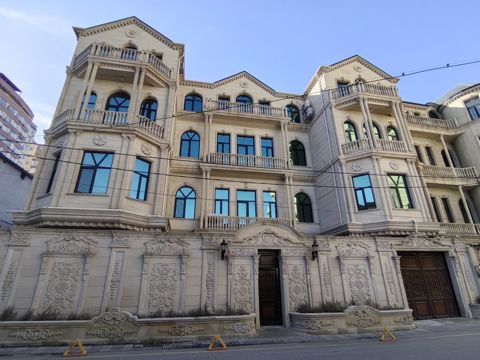 Satılır 11 otaqlı həyət evi/bağ evi 950 m² — Bakı