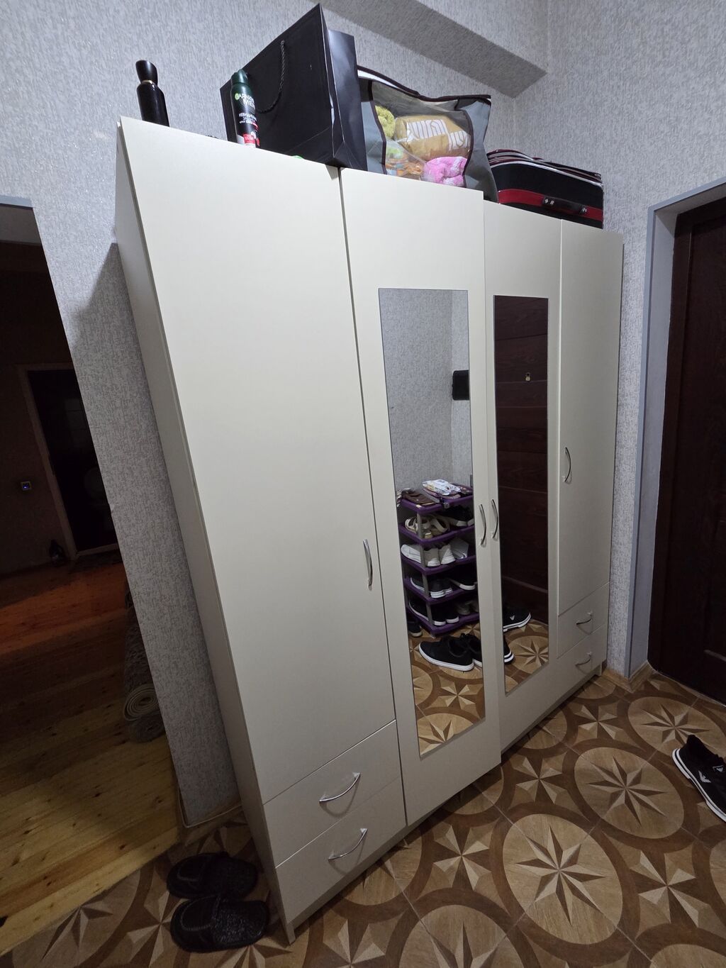 Üç qapılı, güzgülü dolab - Rəng: açıq krem - Material: laminat/MDF — Şkaflar, Bakı (2)