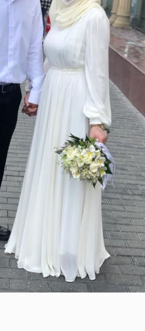 Ağ rəngli, zərif və örtülü nikah/qəbul libası. toylar üçün de — Bakı