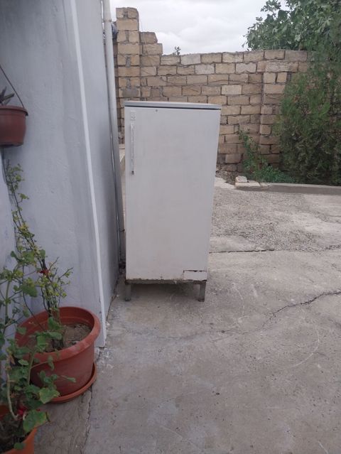 Bir kameralı şkaf tipli soyuducu - Üst hissədə kiçik dondurucu bölmə — Xırdalan