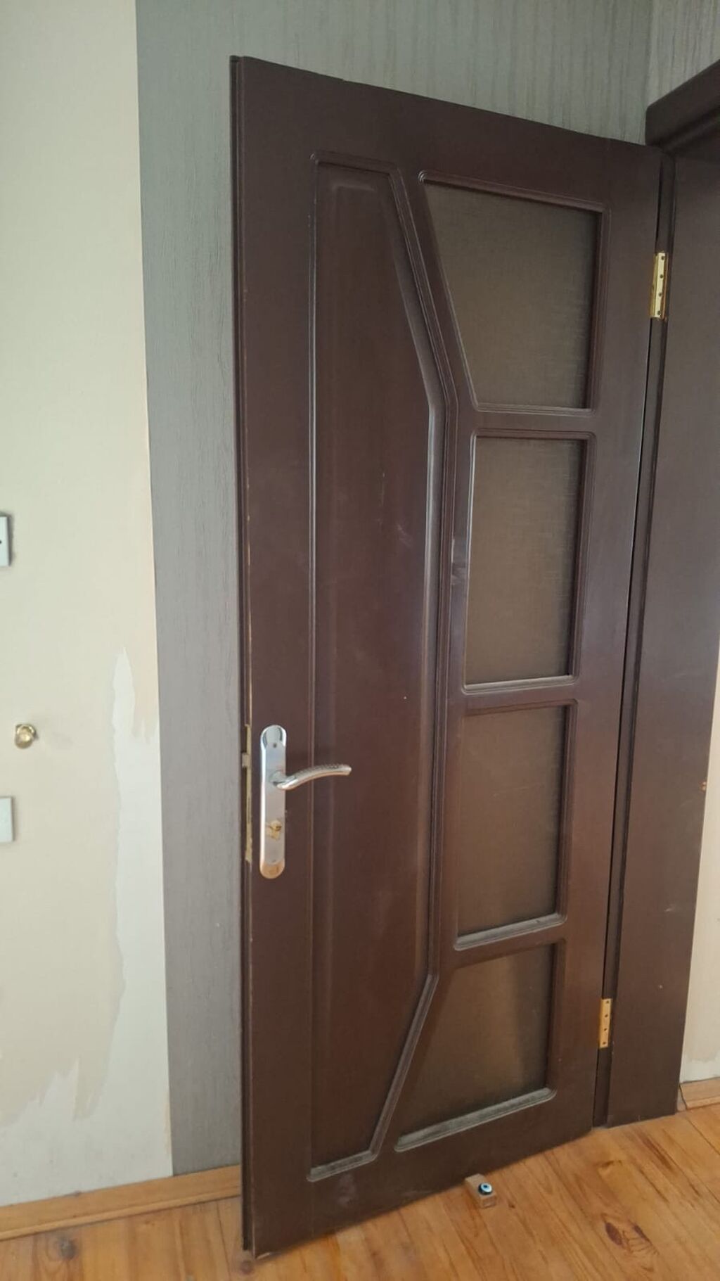 1 ədəd Qapı Köhnədir ramkasında qırığı var — Pəncərələr, qapılar, balkonlar, Bakı (3)