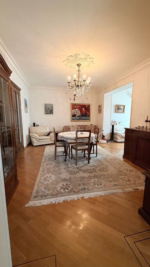 Satılır 4 otaqlı köhnə tikili 180 m² — Bakı