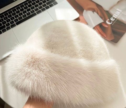Ağ rəngli yumşaq tüklü papaq - Stil: klassik beret tipli, geniş tüklü — Xırdalan