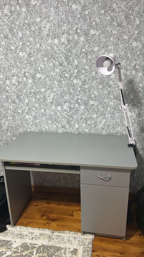 Ofis/iş masası - Rəng: boz - Material: laminat/taxta səth, metal — Digah