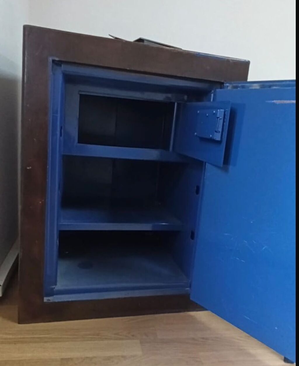 Metalkonstruktor seyf – iri tutumlu, polad korpuslu, iki rəf və ayrıca — Seyfləri, Bakı (2)
