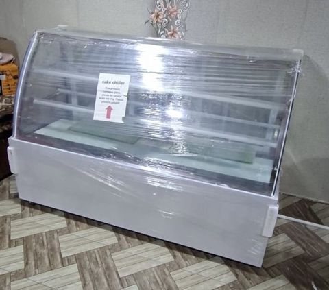 Köhnə tip deyil, şüşə vitrinli “cake chiller” – vitrində desert, tort — Xaçmaz