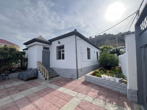 Satılır 4 otaqlı həyət evi/bağ evi 120 m² — Bakı