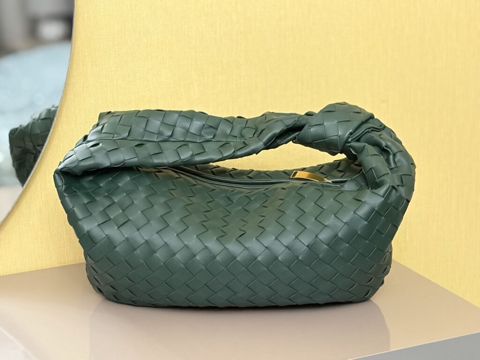 Təsvir: (Bottega) - Qaranlıq yaşıl rəngdə, toxunma naxışlı çanta — Sumqayıt
