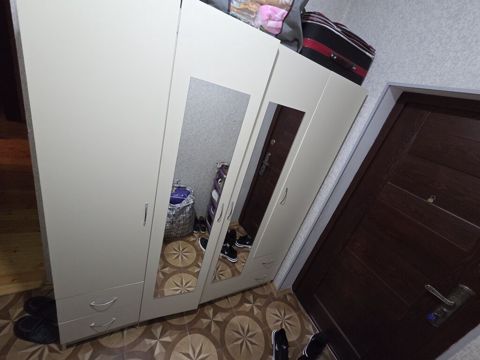 Üç qapılı, güzgülü dolab - Rəng: açıq krem - Material: laminat/MDF — Bakı