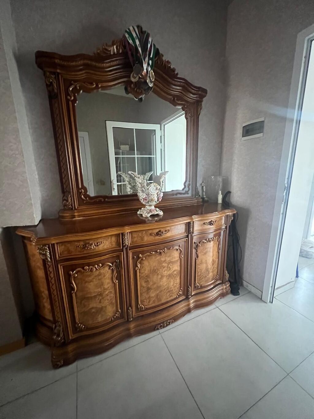 Klassik üslubda iri ölçülü güzgülü bufet-konsol dəsti. - Material — Şkaflar, Masazır