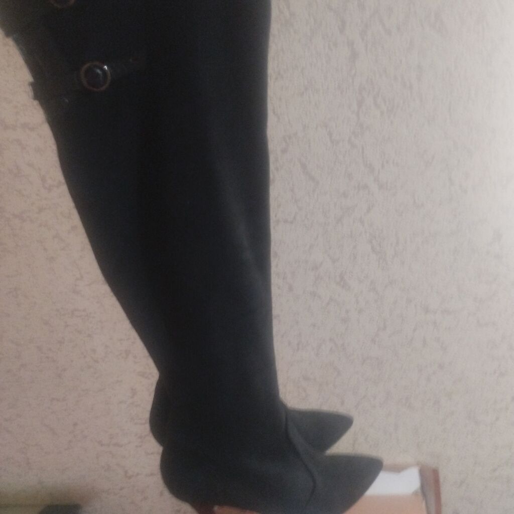 Qadın çəkməsi – qara, dizə qədər, incə burunlu və nazik (stiletto — Çəkmə, Bakı (2)