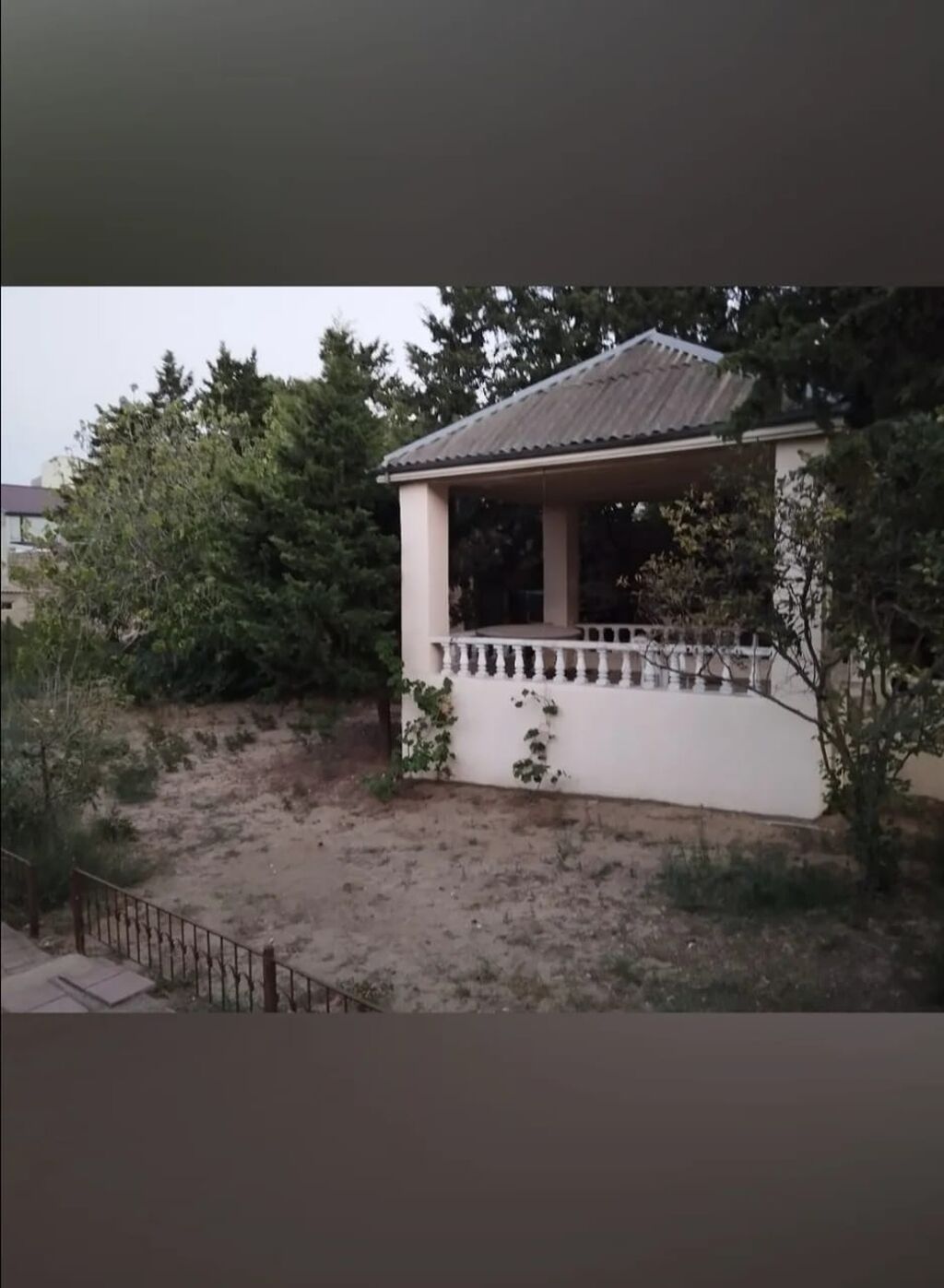 Satılır: həyət evi və torpaq sahəsi - Geniş zal: böyük pəncərələr — Ev, villa, Bakı (8)