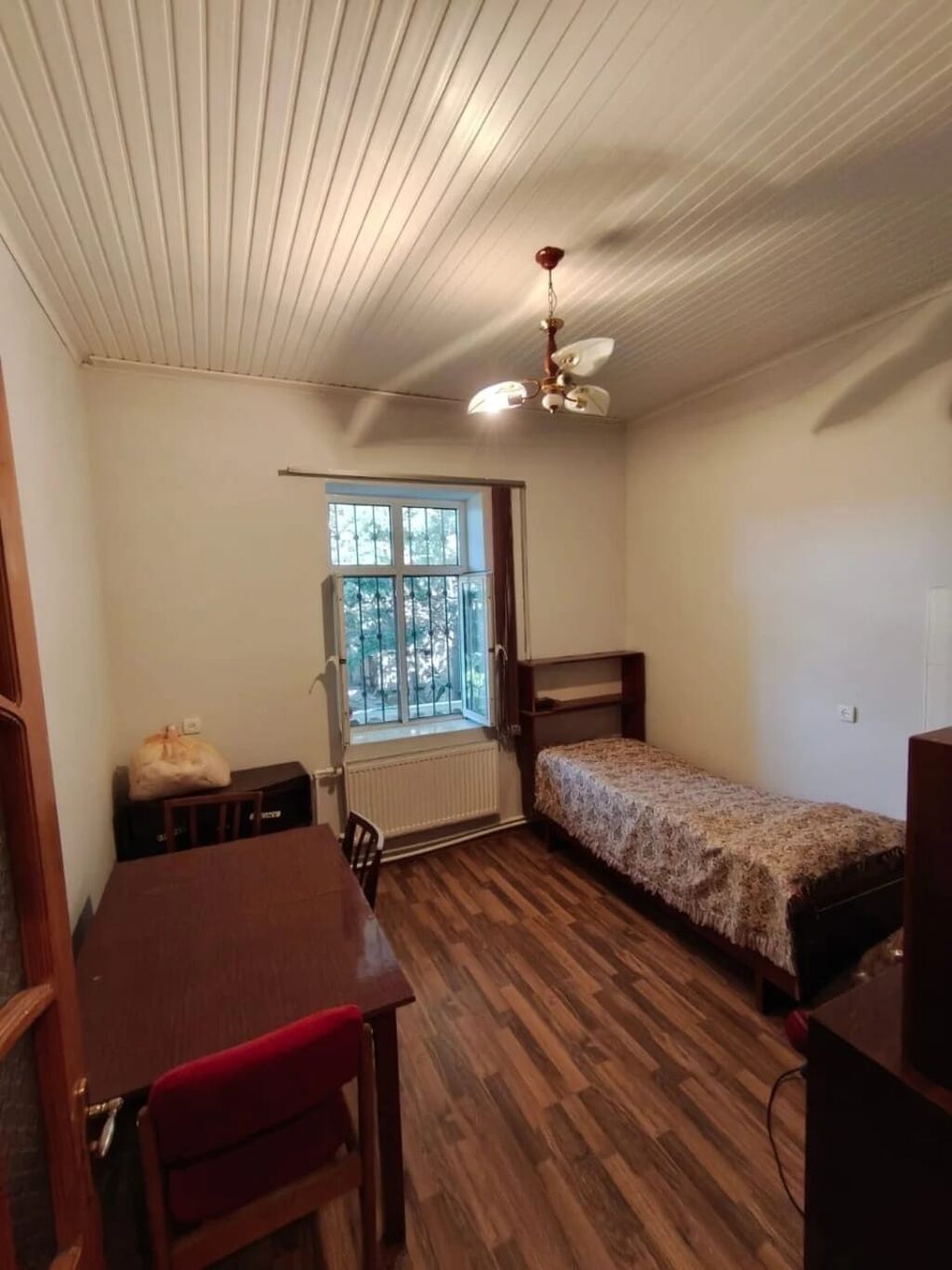 Satılır: həyət evi və torpaq sahəsi - Geniş zal: böyük pəncərələr — Ev, villa, Bakı (10)