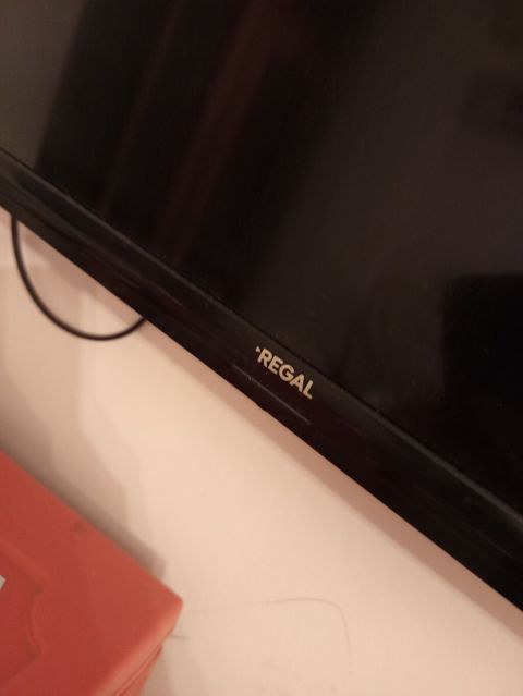 Regal LED televizor - Ekran: təxminən 40–43 düym ölçülü düz ekran — Bakı