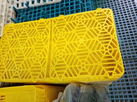 Plastik döşəmə panelləri – sarı rəngdə, altıguşəli/geomatrik naxışlı — Bakı