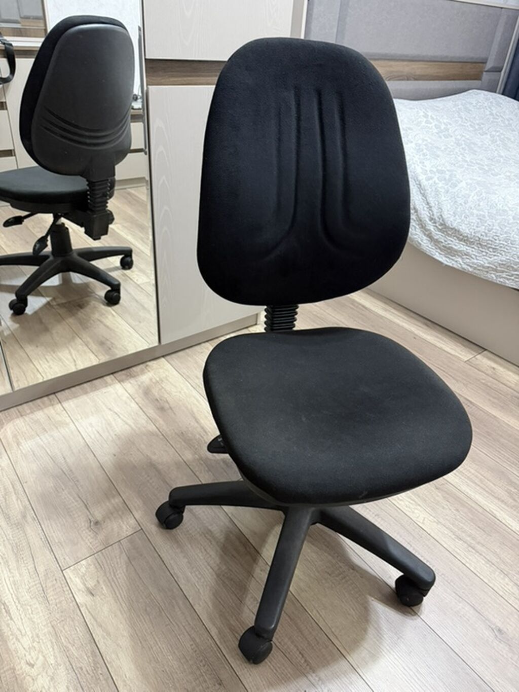 Ofis/iş stulu – təkərlidir, qara rəng. - Yumşaq parça örtük (oturacaq — Ofis mebeli, Bakı