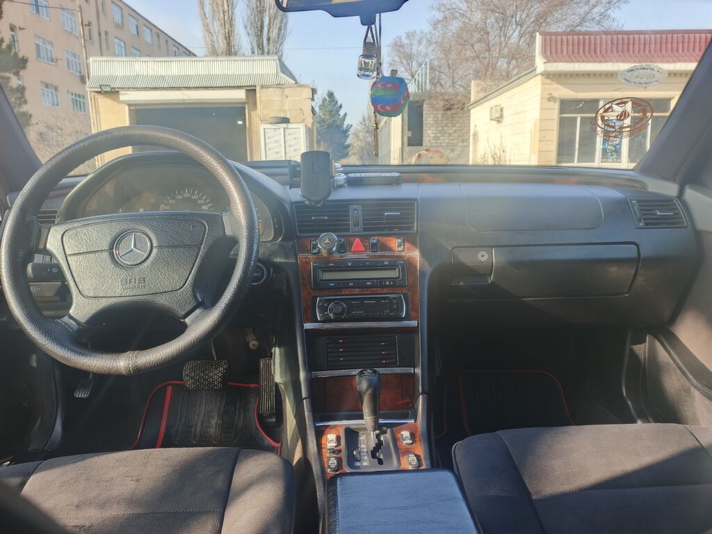 Mercedes-Benz C-Class (W202) sedan Xüsusiyyətlər: - Kuzov: 4 qapılı — Avtomobillər, Şabran (7)