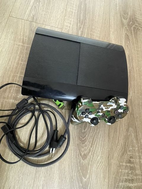 PlayStation 3-də bir az cizig Var vəziyyəti yaxşıdır. Bir pult var — Siyəzən