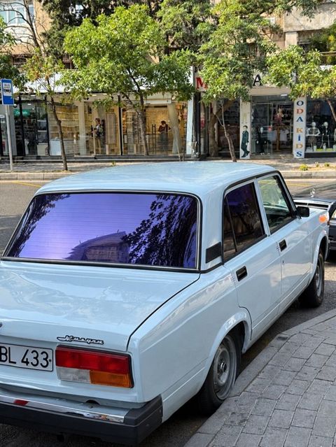 VAZ 2107 sedan - Kuzov: 4 qapılı sedan, ağ rəng, xrom detallı ön-arka — Bakı
