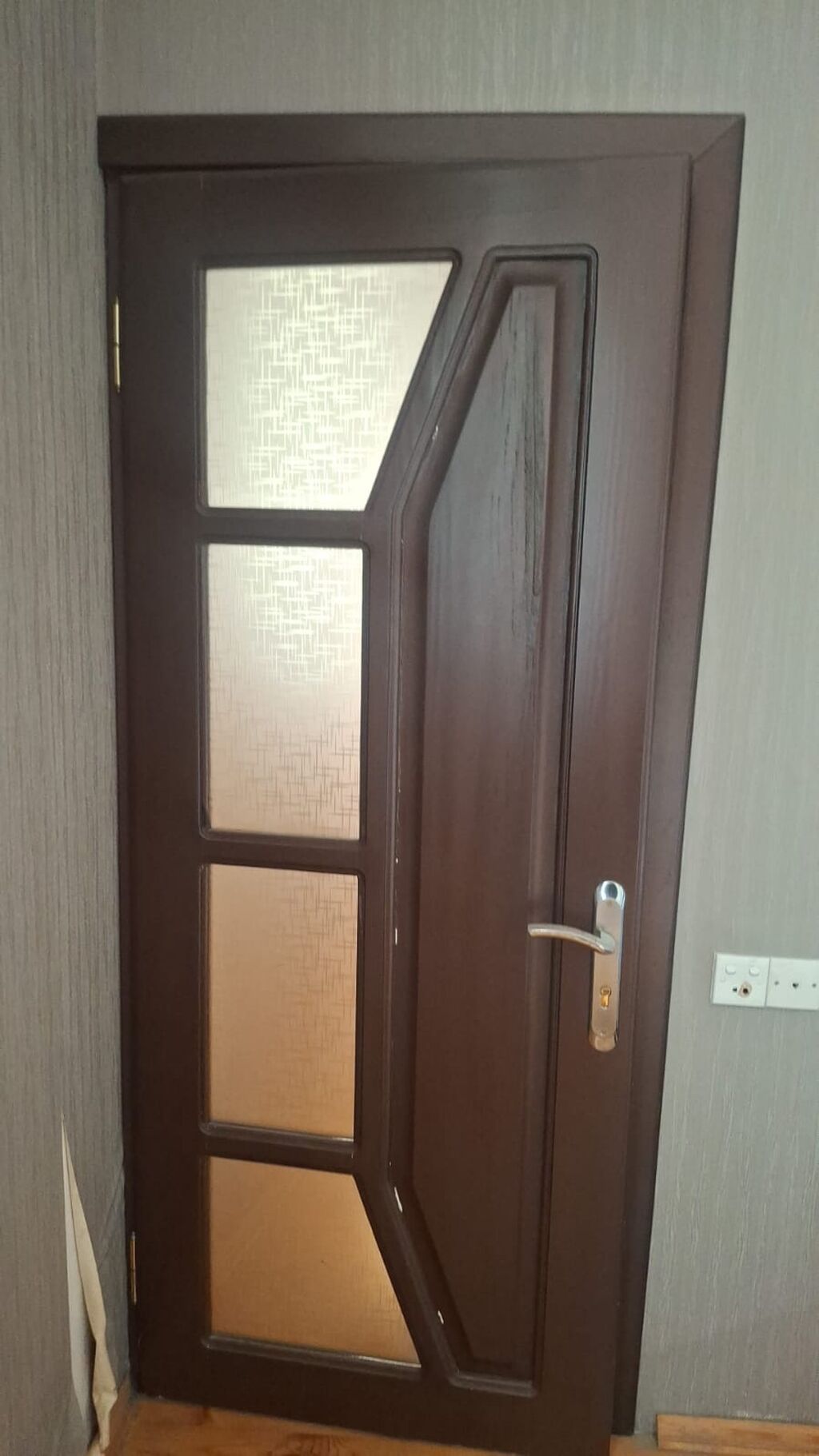 1 ədəd Qapı Köhnədir ramkasında qırığı var — Pəncərələr, qapılar, balkonlar, Bakı (2)