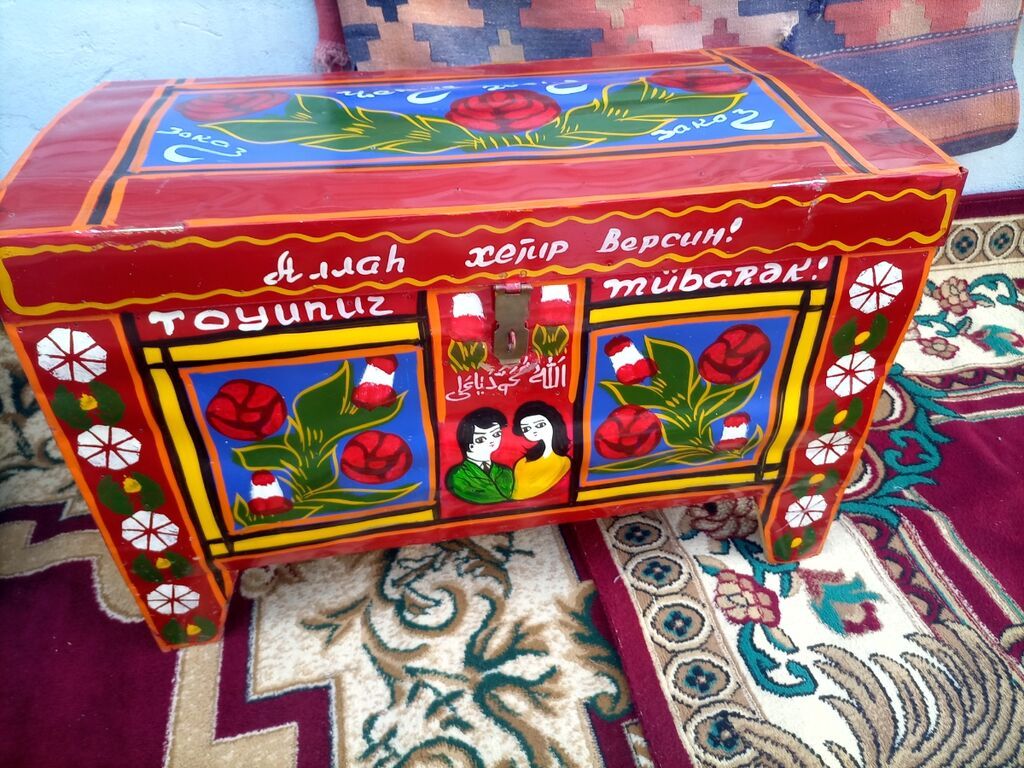 Əl işı boyalı sandıq – milli naxışlı, toy mövzulu - Material: taxta — Pul qutusunun və şkatulyalar, Bakı (2)