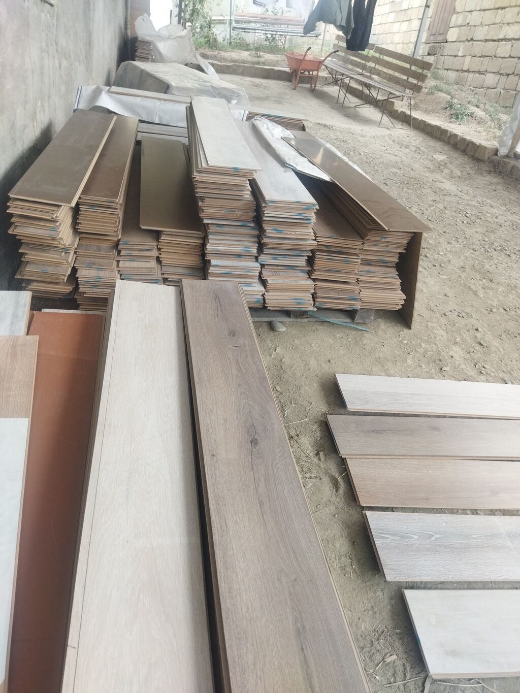 Laminat qarışıq rəng 3 AZN 12 lik 8 lik enli ensiz var evlərə mazayka — Döşəmə örtükləri, Qobu (5)