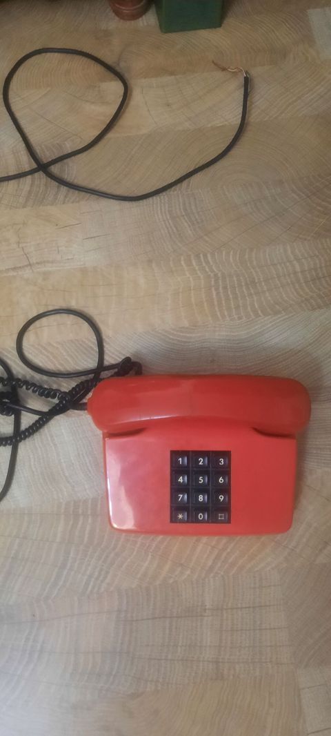 Məhsul: Stolüstü köhnə tipli simli telefon aparatı Təsvir: - Rəng — Bakı