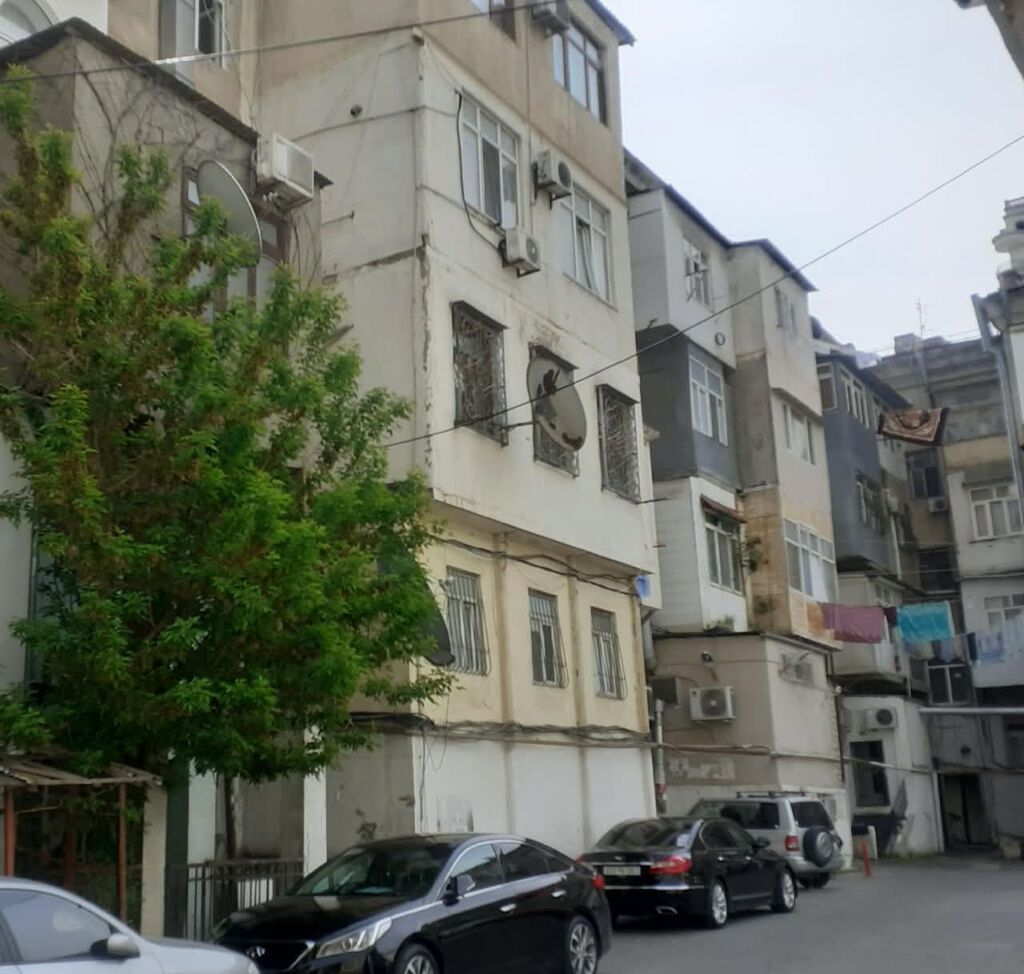Elmlər Akademiyasi metro tam yani Qoc ət restoranın üstündəki daş 4 — Mənzil, Bakı (2)