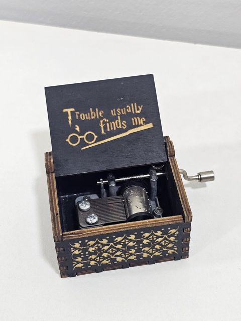 Taxta əl çevirməli musiqi qutusu - Material: qara və təbii tonlarda — Emin