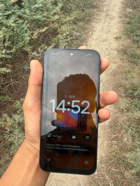 Smartfon – 6,5" təxminən tam ekranlı displey, mərkəzdə ön kamera — İmişli