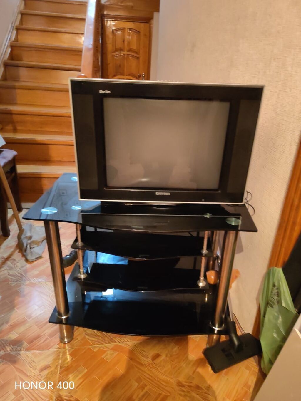 Shivaki televizor və şüşə TV altlığı birlikdə təqdim olunur — Televizorlar, Masazır (2)