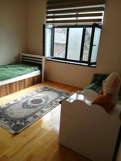 Məhsul: 3 otaqlı, tam mebellı yaşayış evi (daxili şəkillərdə) Təsvir — Oğuz