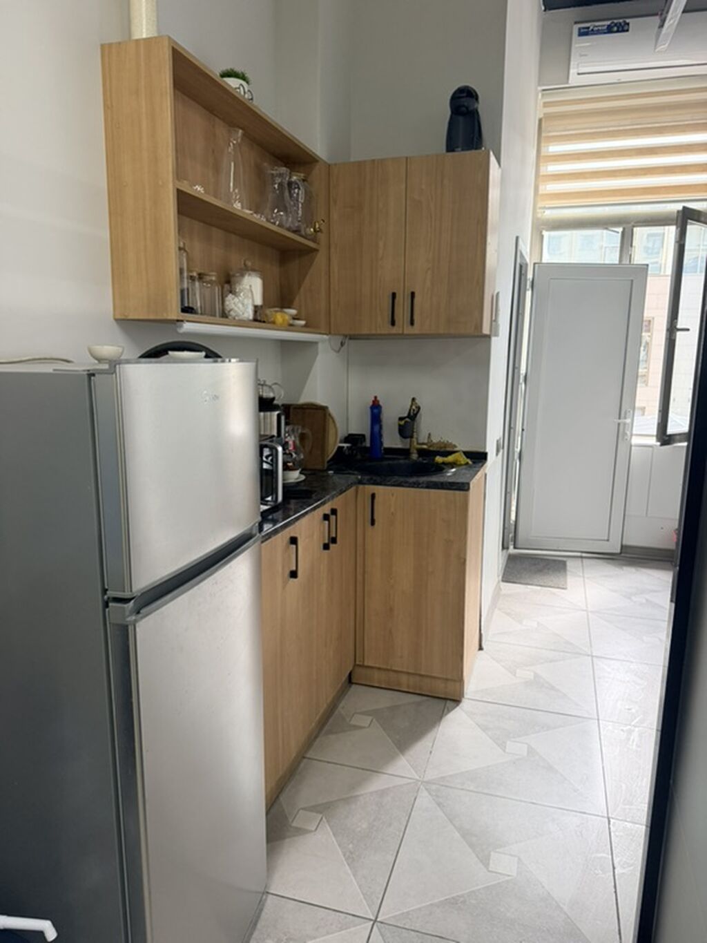 Mətbəx mebeli dəsti – L formalı, üst dolablarla - Üslub: ağac — Mətbəx mobilyası, Bakı (4)