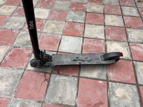 Toba markalı elektrik skuteridir. Batareyası çox yaxşı vəziyyətdədir — Digah