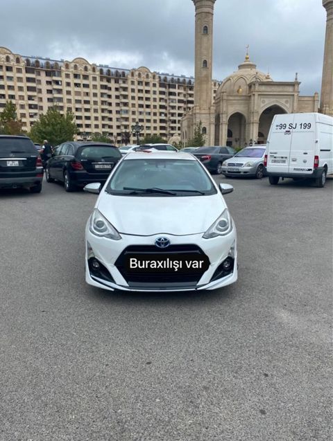 Toyota Aqua Hybrid – ağ rəngli, şəhər üçün ideal kompakt hetçbek — Bakı