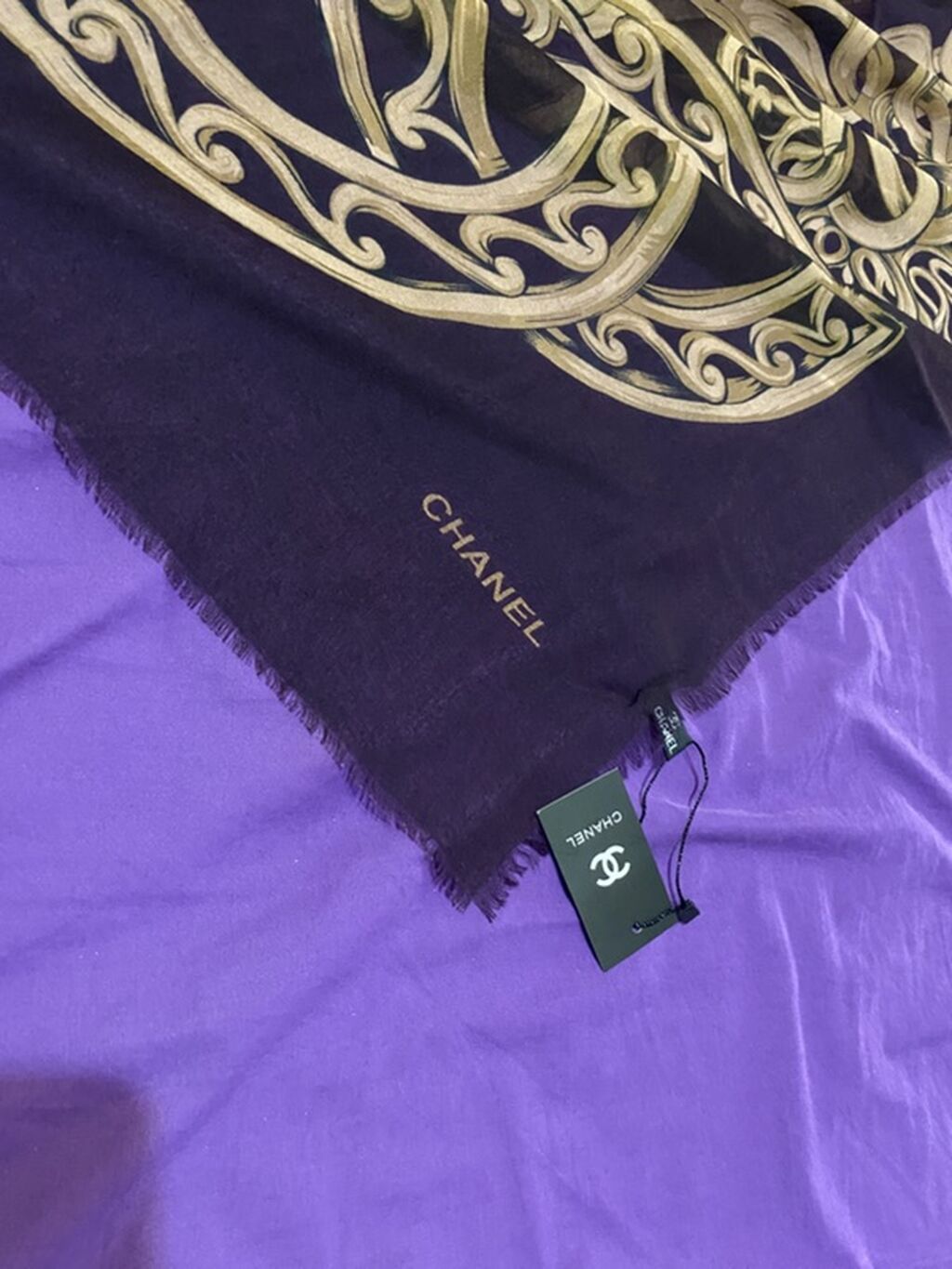 Chanel şərf/şal - Rəng: tünd bənövşəyi fon üzərində qızılı ornament — Xicab və nikab, Bakı (2)