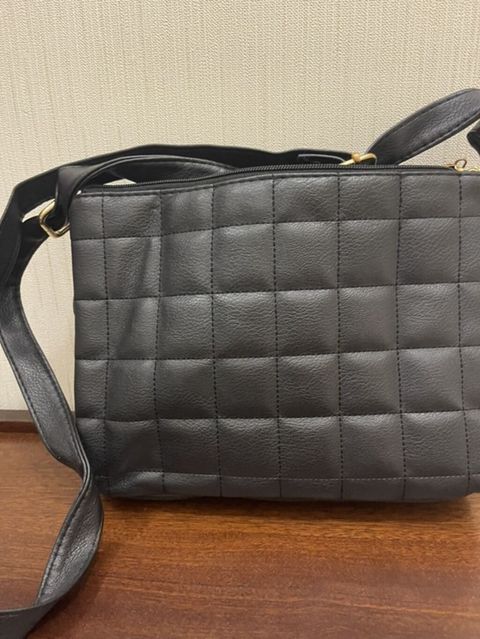 Qara rəngli, kvadrat tikişli naxışa malik çiyin çantası. - Material — Masazır