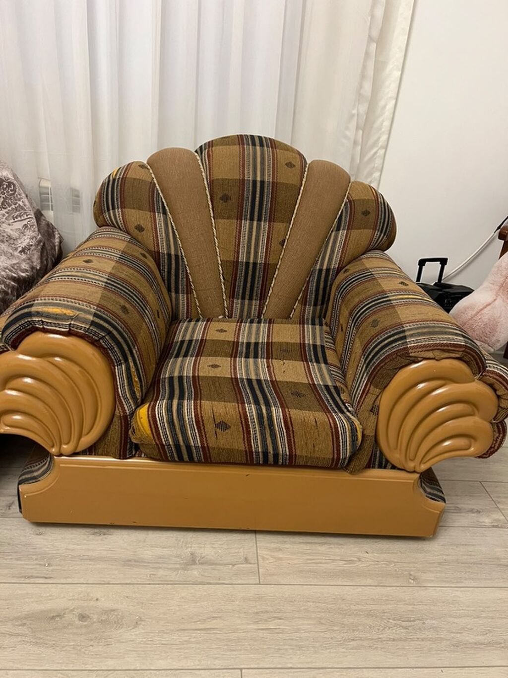 Klassik üslubda mebel dəsti: - 1 ədəd 3 nəfərlik divan - 2 ədəd iri — Yumşaq mobilya dəstləri, Masazır (5)