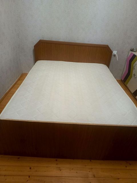 İki nəfərlik taxta çərçivəli çarpayı + döşək - Ölçü: təxmini 160x200 — Digah