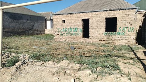 Satılır: yarımtikili şəxsi yaşayış evi və həyətyanı torpaq sahəsi — Bakı